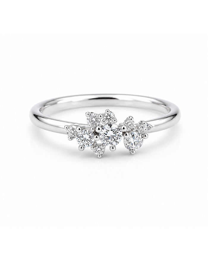 Diamantring med nio diamanter. Förlovningsring i silver till dam.