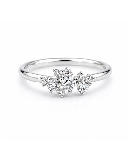 Diamantring med nio diamanter. Förlovningsring i silver till dam.