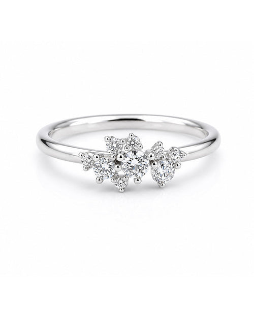 Diamantring med nio diamanter. Förlovningsring i silver till dam.