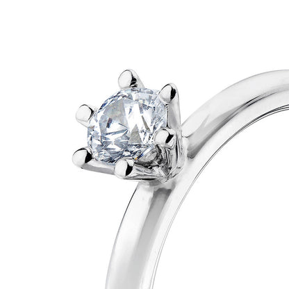 Närbild på en diamantring som har en diamant infattad i krona.