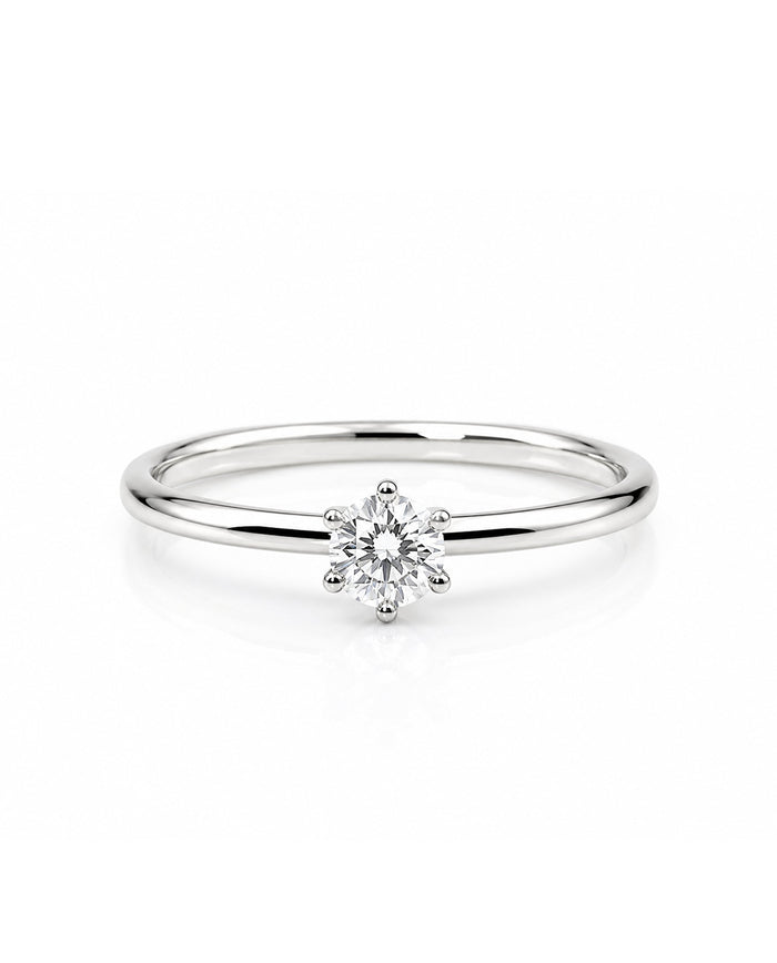 Silverring med 0,5 ct diamant infattad i krona. Förlovningsring till dam