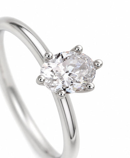 Ring med oval diamant 0,75 ct.
