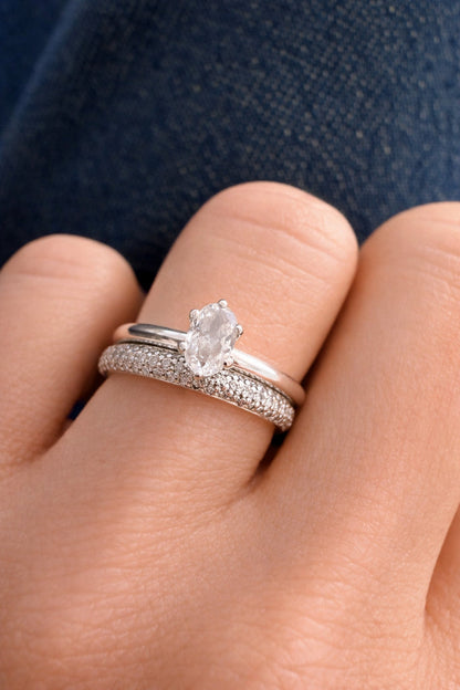 Set med vigselring och förlovningsring. Silverringar med diamanter. Alliansring + solitärring med oval diamant 0.5 ct.