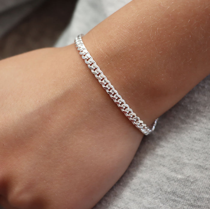 Kedjearmband till dam med pansarkedja 4 mm bred.