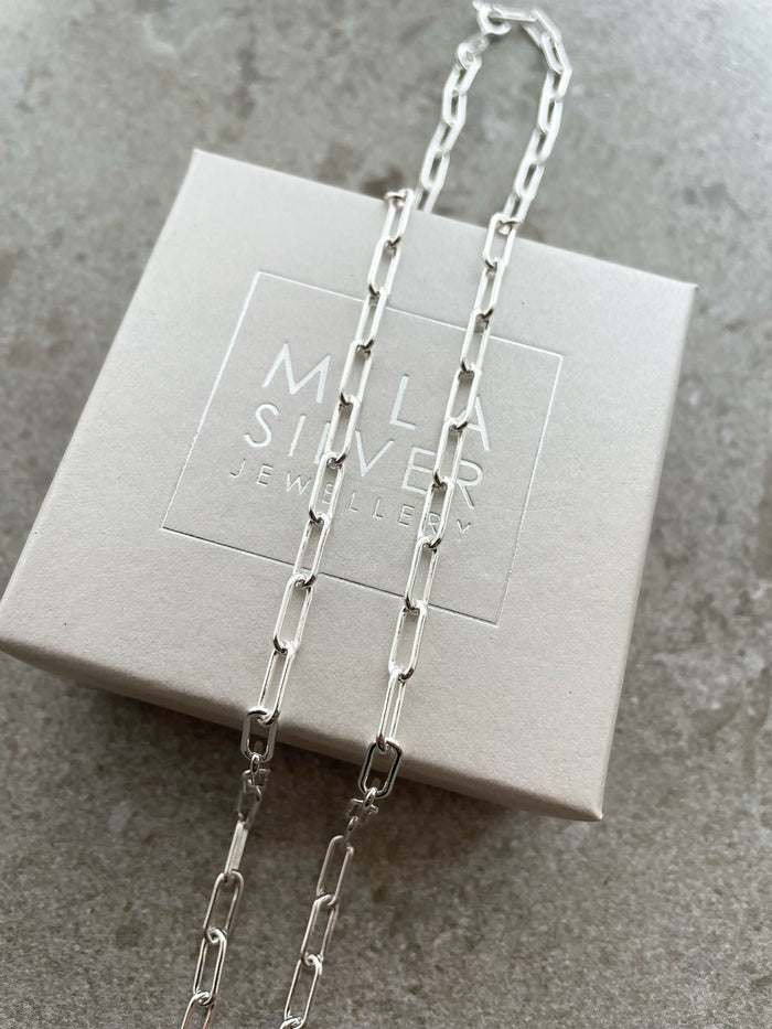 Silverkedja, modell Paperclip, placerad på en Mila Silver ask.