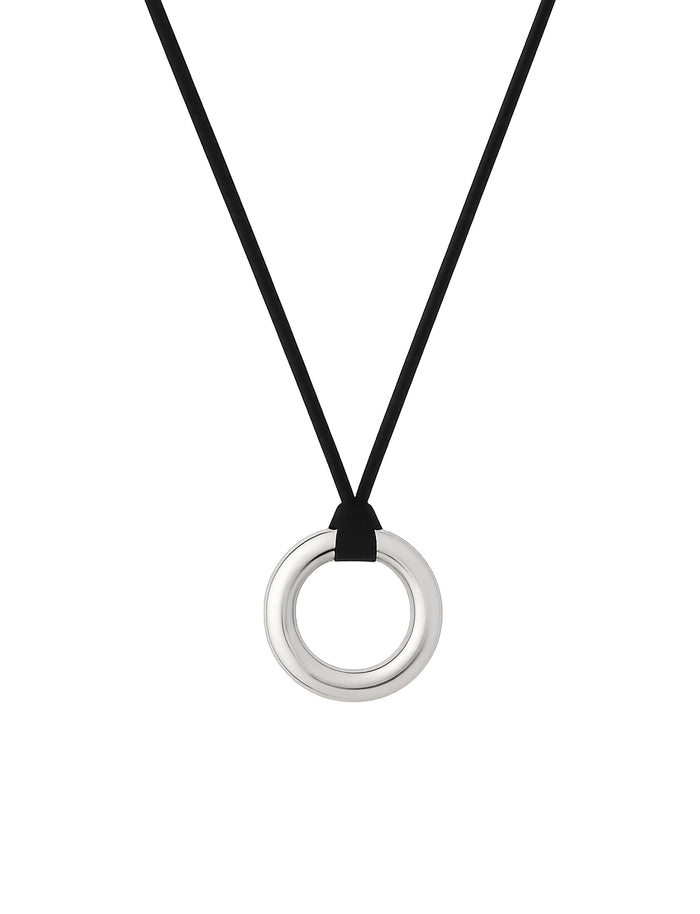 Halsband med silverring i läderband.
