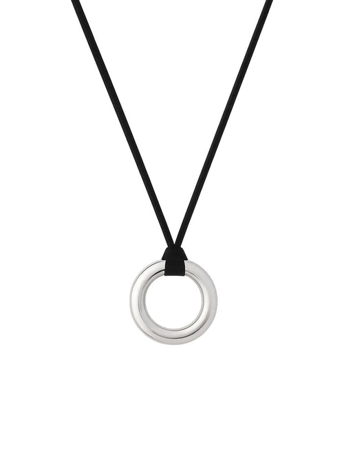 Halsband med silverring i läderband.
