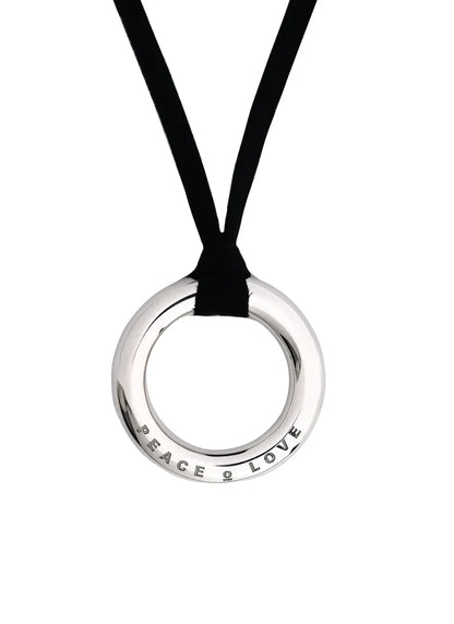 Halsband med ring som har graverad text Peace & Love.