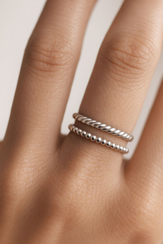 Ring stack med två smala silverringar.