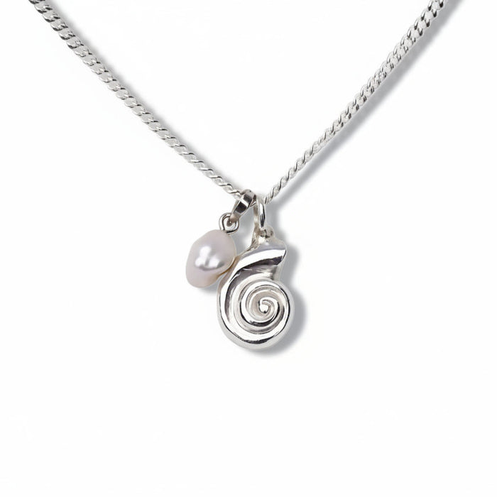 Silverhalsband med snäcka och vit pärla.