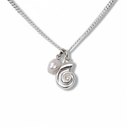 Silverhalsband med snäcka och vit pärla.