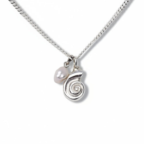 Silverhalsband med snäcka och vit pärla.